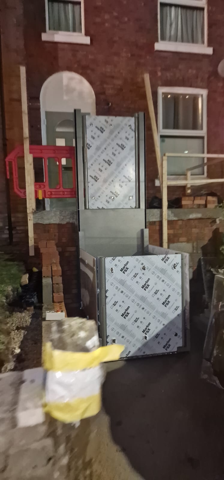 Installation d'un Pollock de 2 mètres à l'extérieur d'un monte-escalier pour un client satisfait de Manchester