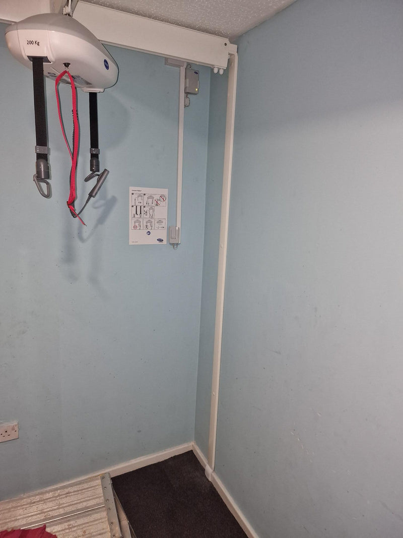 Nouvelle installation de lève-personne Invacare Robin à Runcorn, Cheshire, pour le conseil de Halton - Client satisfait juste avant Noël