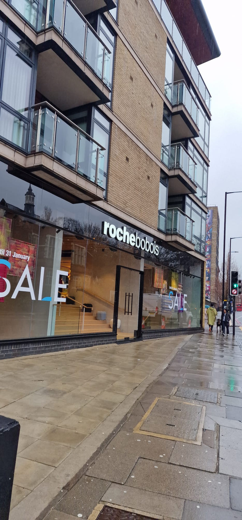 Installation d'une plateforme élévatrice courbe V6 Vimec pour fauteuil roulant au magasin Rochebobois de Finchley Road, à Londres.