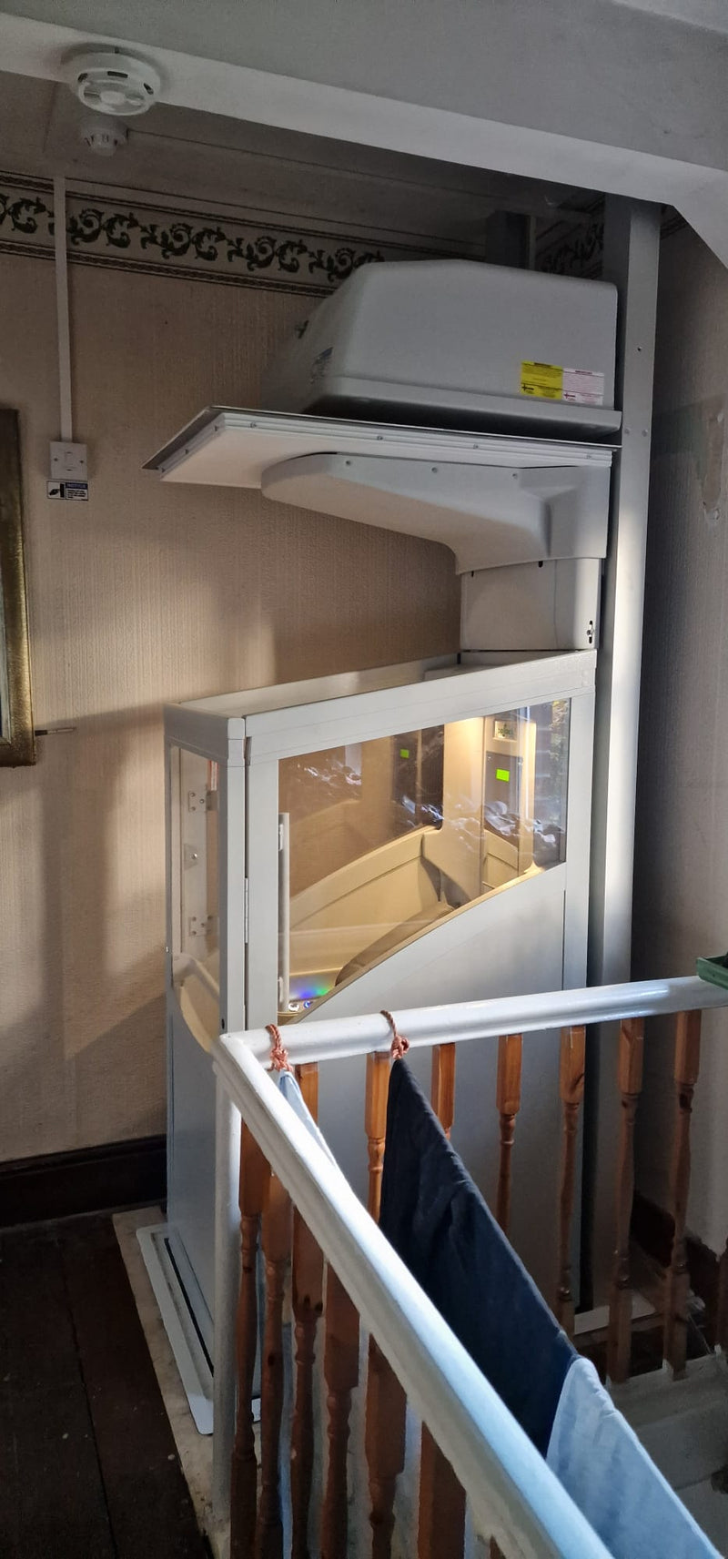 Nouvel élévateur vertical Pollock traversant le plancher installé chez un client de Skelmersdale, West Lancashire