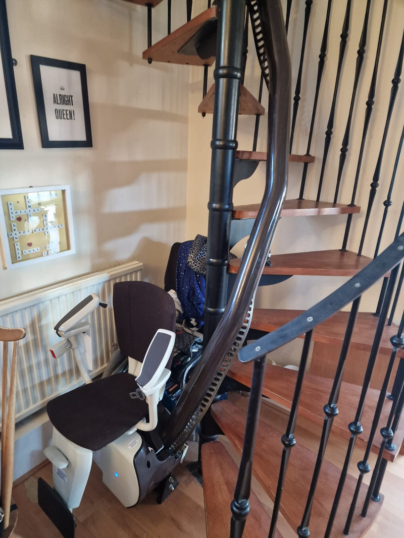 Installation d'un élévateur incurvé pour escalier hélicoïdal super étroit Aline Mobility - Tous les services ont été effectués correctement et il est installé depuis plus de 7 ans maintenant