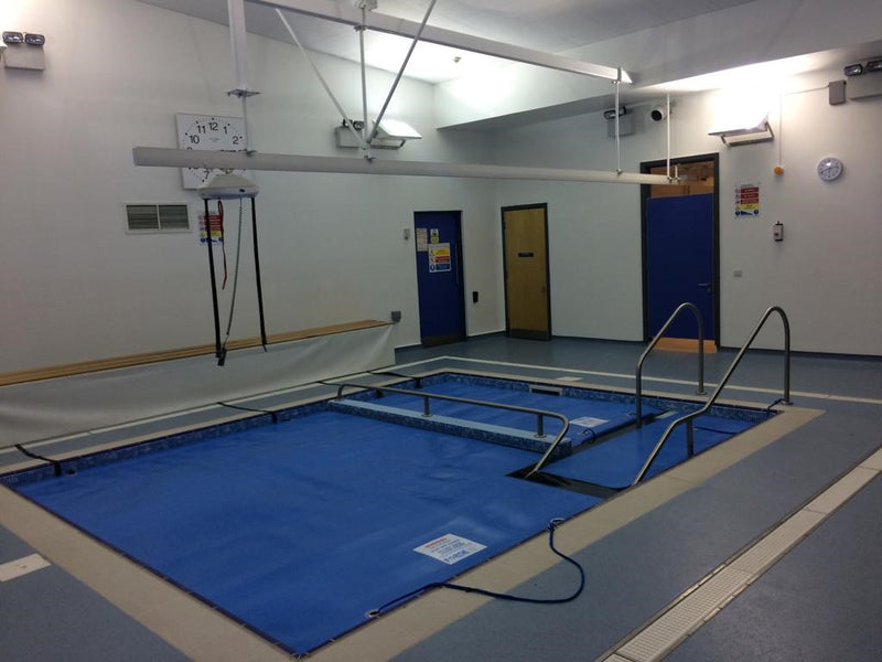 Installations de lève-personnes complets « Invacare Robin », y compris les systèmes X-Y et les systèmes de portail. Installations à la Stanley School, Wirral.