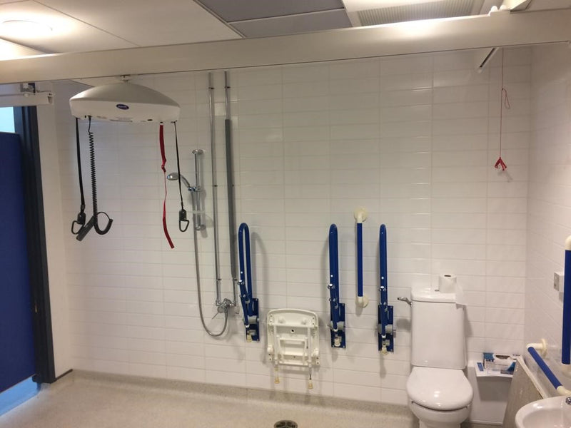 Installations de lève-personnes complets « Invacare Robin », y compris les systèmes X-Y et les systèmes de portail. Installations à Stanley School, Wirral.