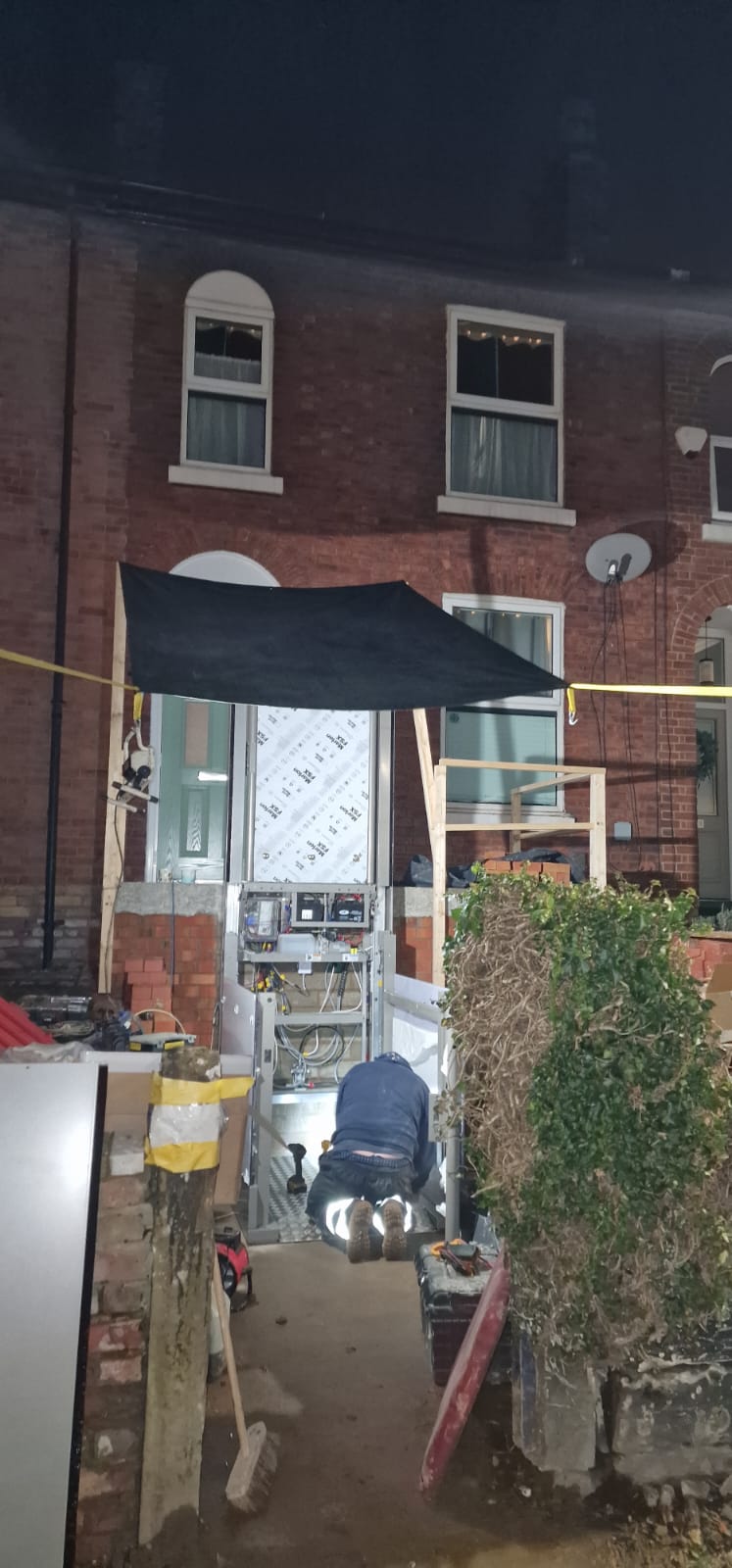 Installation d'un élévateur d'escalier Pollock de 2 mètres à l'extérieur pour un client satisfait à Manchester