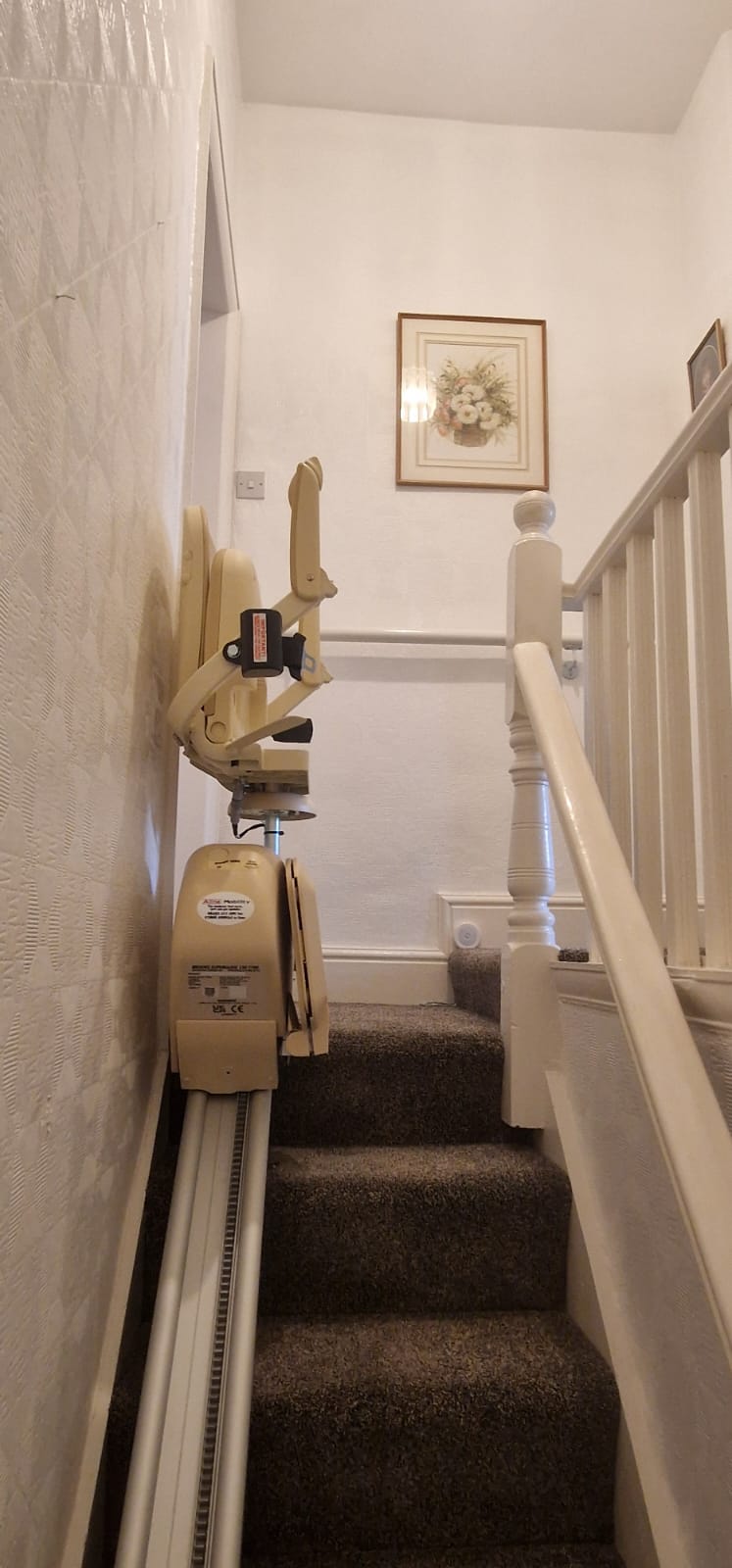 Monte-escalier reconditionné Brooks T700 avec charnière motorisée pliante, installé par Aline pour un client de Widnes, Cheshire