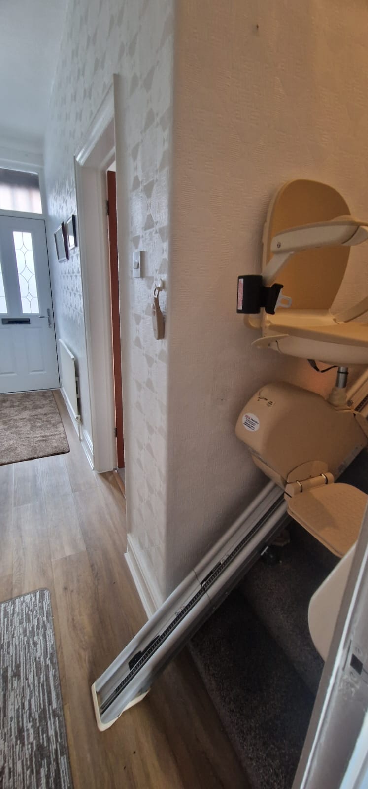 Monte-escalier reconditionné Brooks T700 avec charnière pliante, installé par Aline Thatto Heath, St Helens
