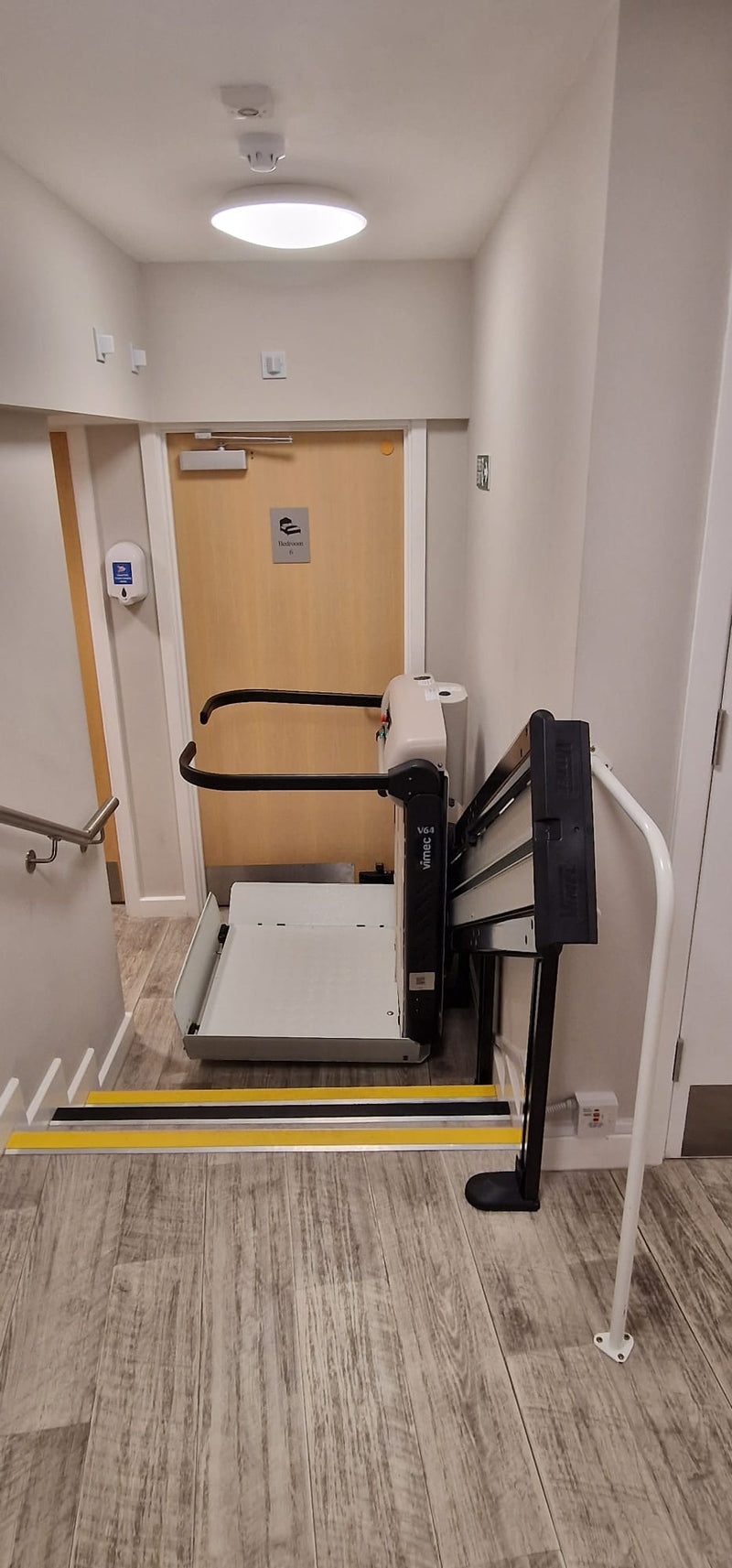 Installation d'un élévateur pour fauteuil roulant Vimec en maison de retraite à Leicester