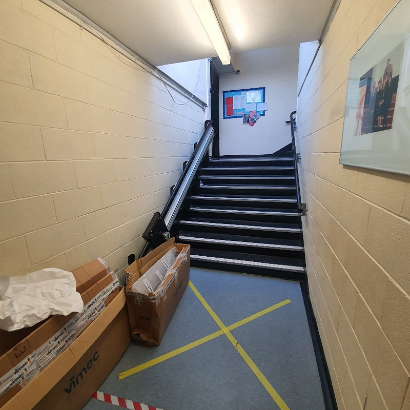 Installation récente d'un élévateur de plateforme V64 dans une école au Pays de Galles