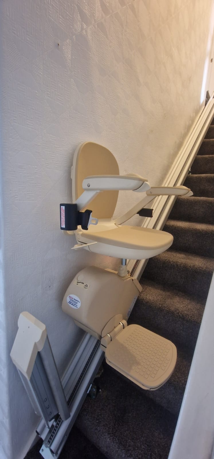 Monte-escalier reconditionné Brooks T700 avec charnière rabattable motorisée, installé par Aline pour un client de Widnes, Cheshire