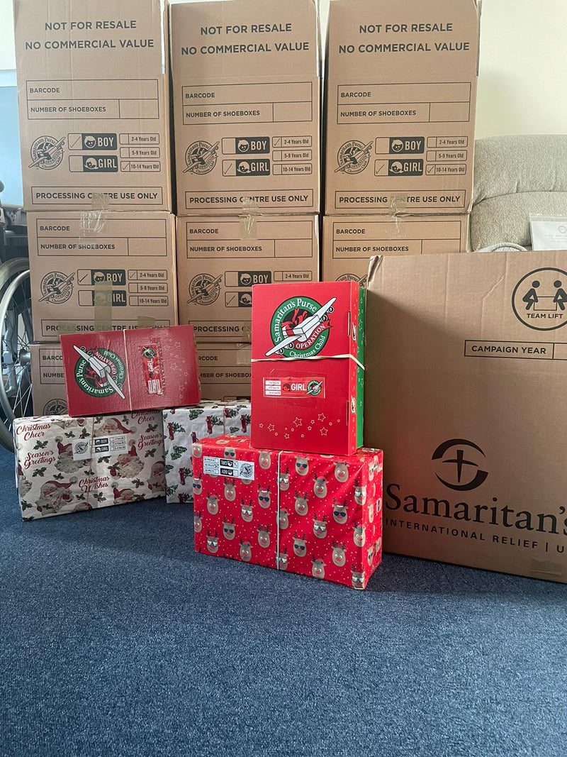 Cadeaux de Noël pour enfants pour une œuvre de bienfaisance collectés par tout notre personnel et aimables dons de personnes généreuses de notre région – Bravo à tous