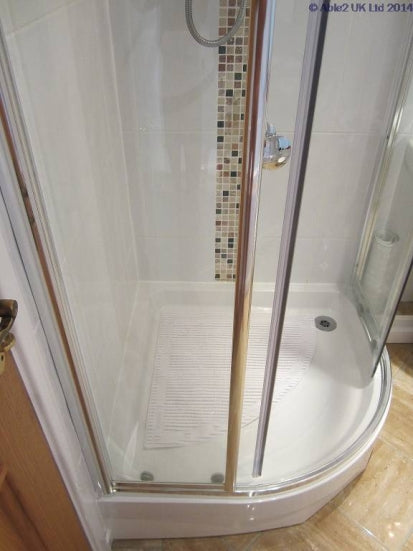 Able2 StayPut Blanc Tapis de douche antidérapant d'angle quart de cercle PR45122/W
