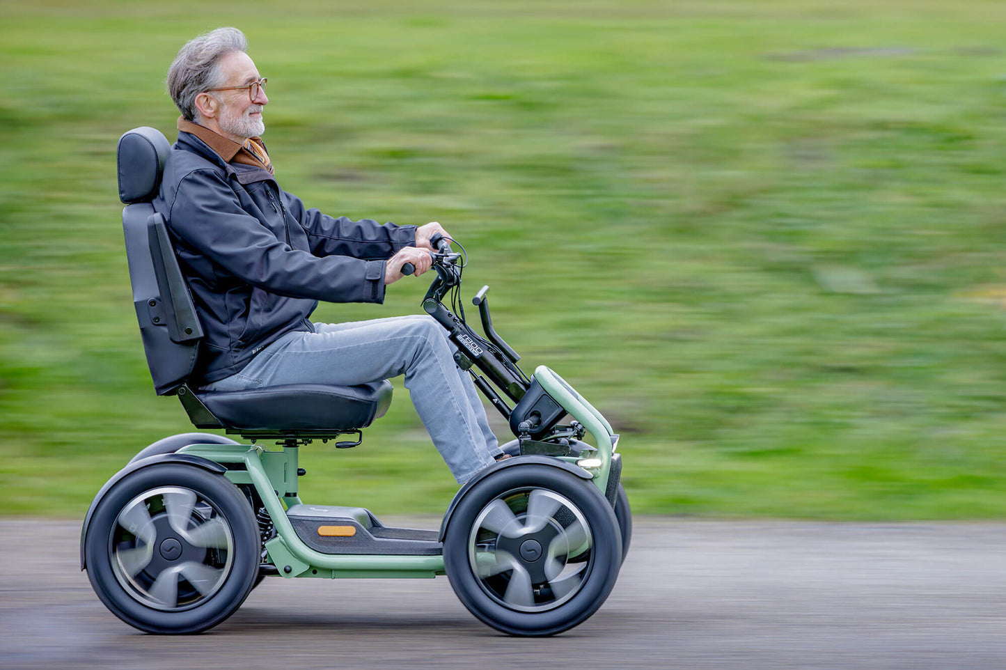 Scooter de mobilité tout-terrain S800 Sunrise Medical Sterling Scoozy Classe 3 12 km/h