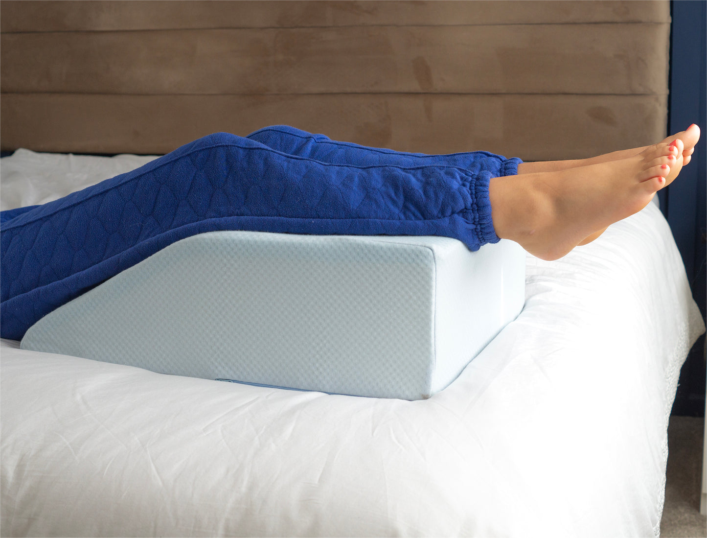Aidapt Memory Foam Leg Wedge Cushion with Cooling Gel Layer VG886A and spare cover