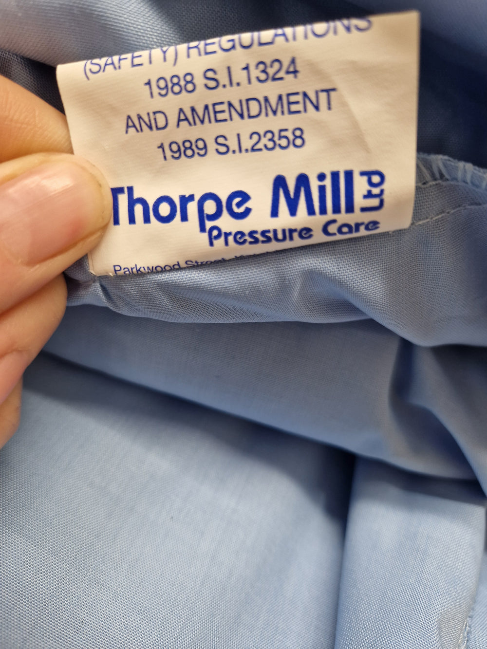 Patins de protection pour ridelles 3 barres, housses de lit rembourrées, pare-chocs lavables bleus avec plis - Thorpe Mills Standard 5408P Roma Medical