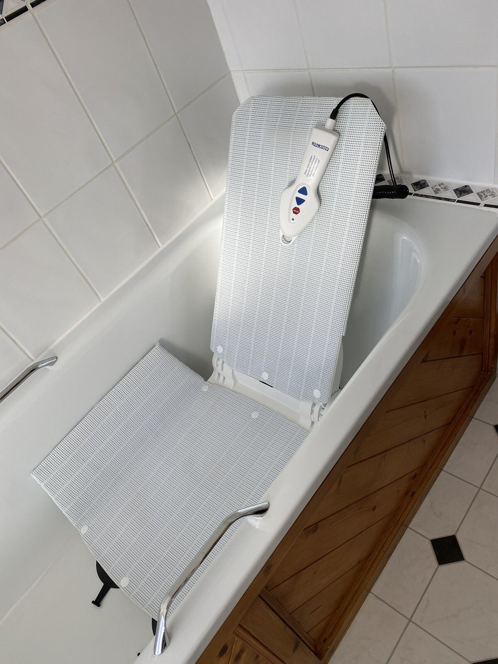 Invacare Aquatec Orca Bathlift Lift Battery Powered Bathing Help 1573866 1573876 Charger Hand Control
