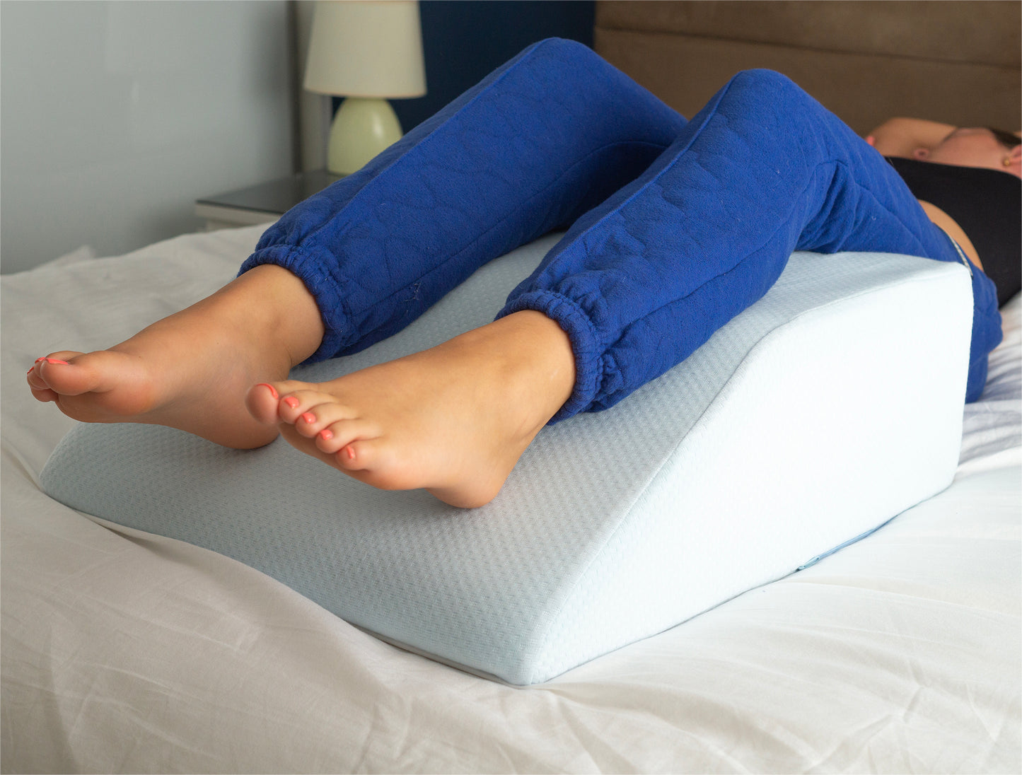 Aidapt Memory Foam Leg Wedge Cushion with Cooling Gel Layer VG886A and spare cover