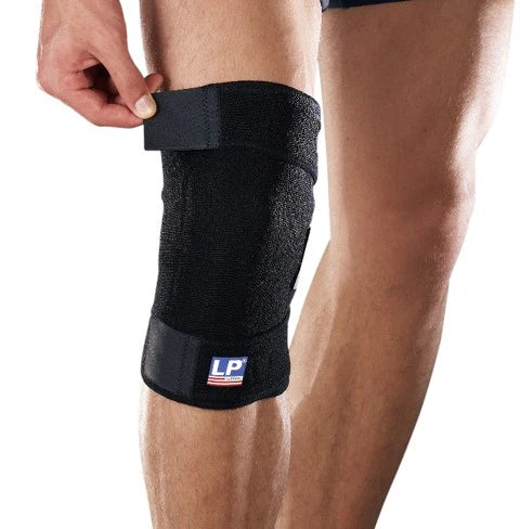 Genouillère fermée avec support rotulien LP Oppo, attelle avec sangle et velcro, étirable, référence 756, taille unique, pour genou gauche ou droit.